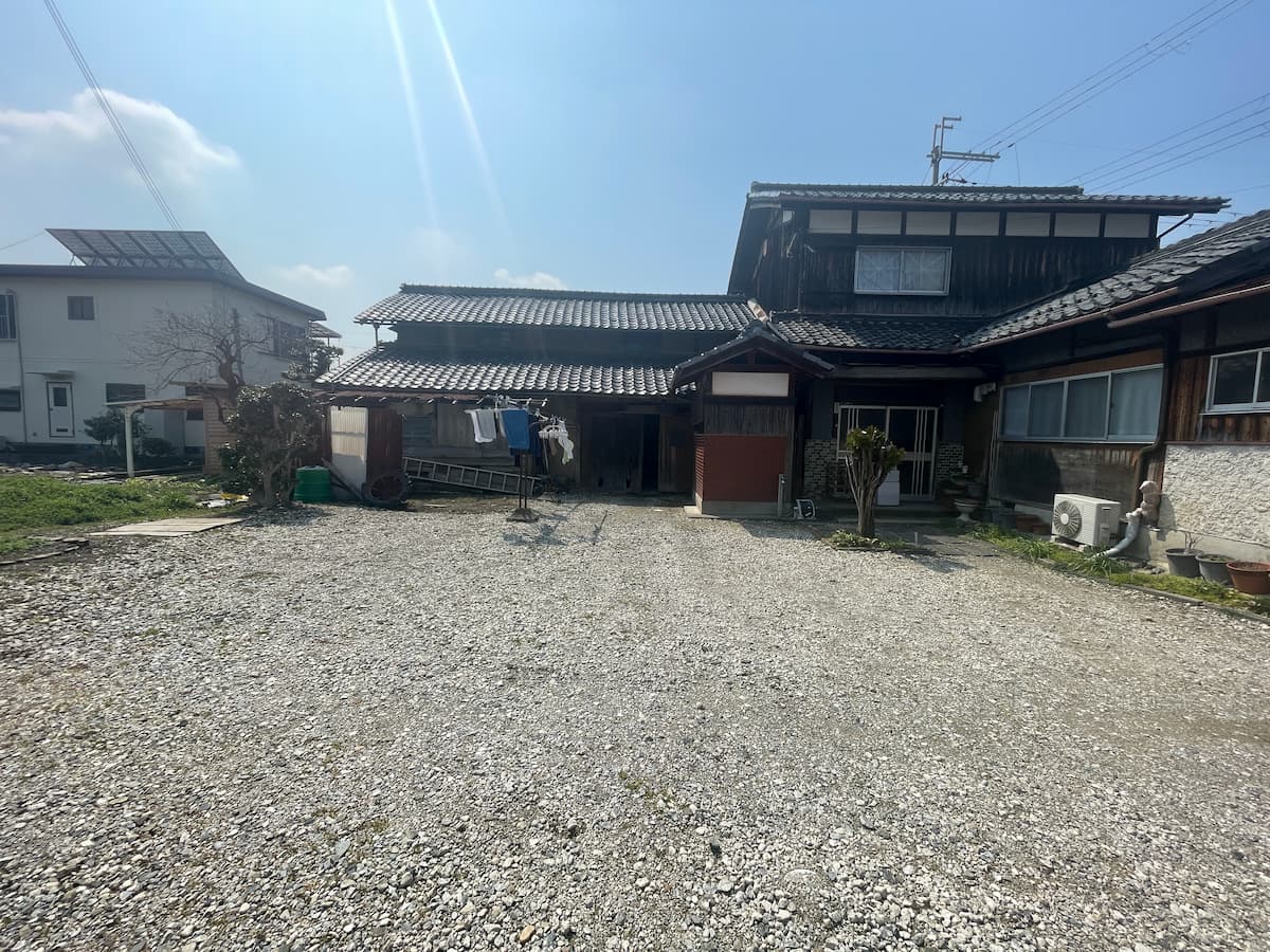 東近江市の解体前の空き家・実家の外観