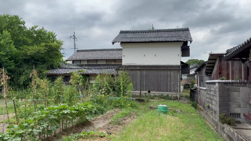 解体前の空き家と土蔵
