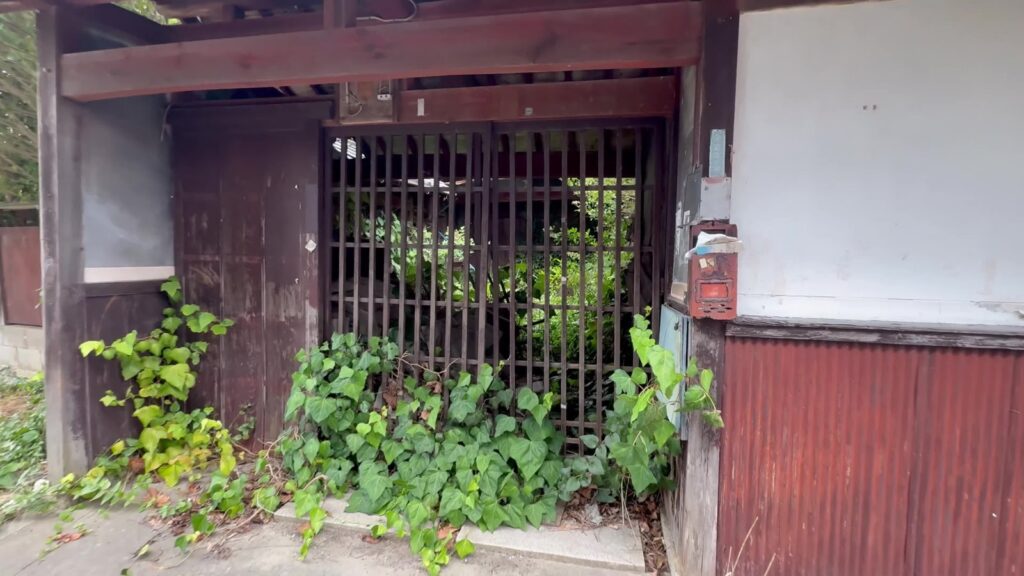 解体前の空き家と土蔵