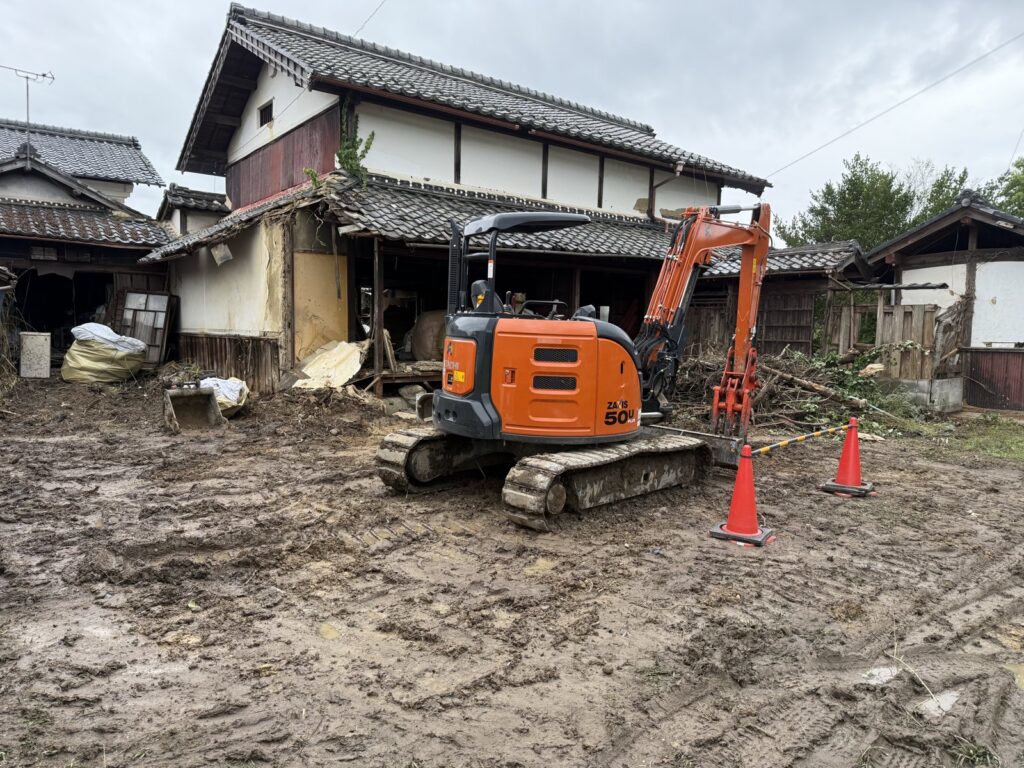 土蔵の解体工事中の様子