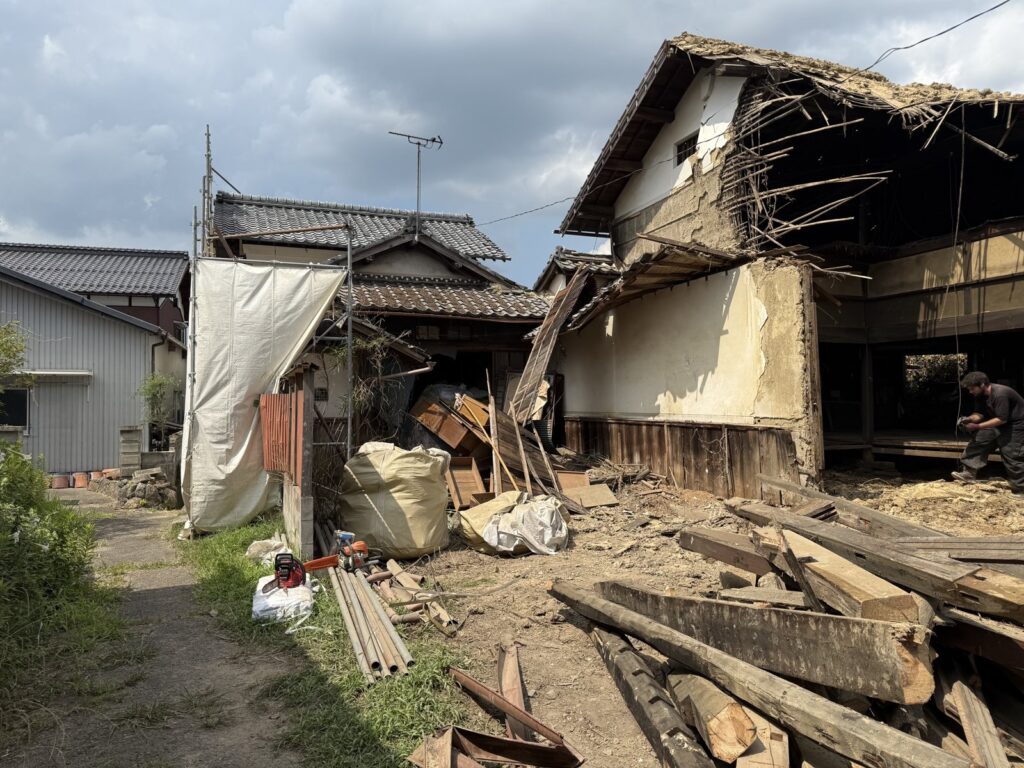 土蔵の解体工事中の様子